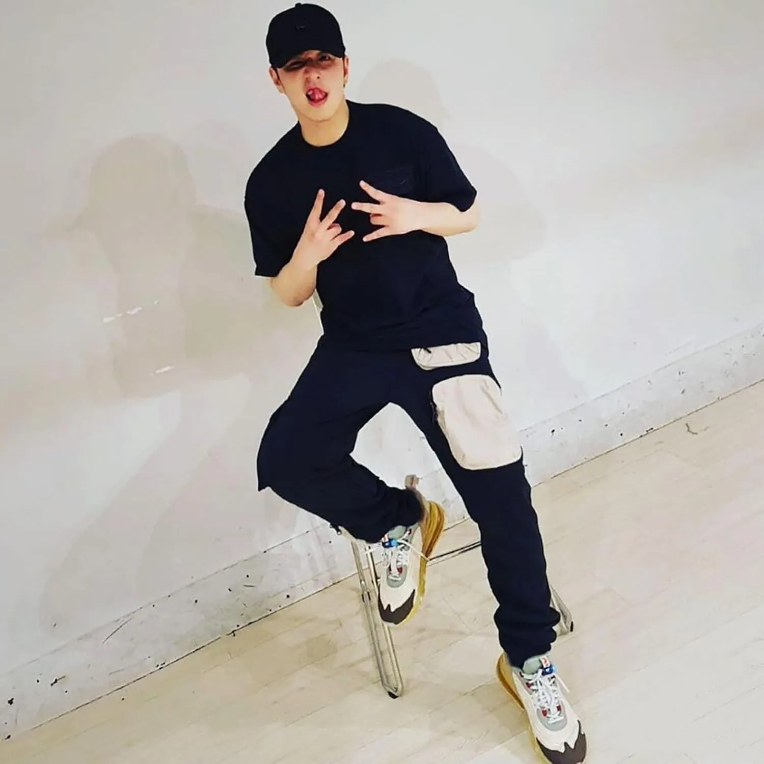 XYXIONGMAO Men's Multiple Pockets Cargo Sweatpants Men Baggy Pants Goth Streetwear Pants Mens Harem Pants Dark Rave Pants Men